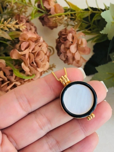 COLAR RELICÁRIO CÁPSULA COM APLICAÇÃO DE CANETA RODIO NEGRO COM PEDRA NATURAL