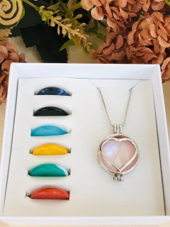 COLAR RELICÁRIO CÁPSULA CORAÇÃO COM PEDRAS 7 NATURAIS