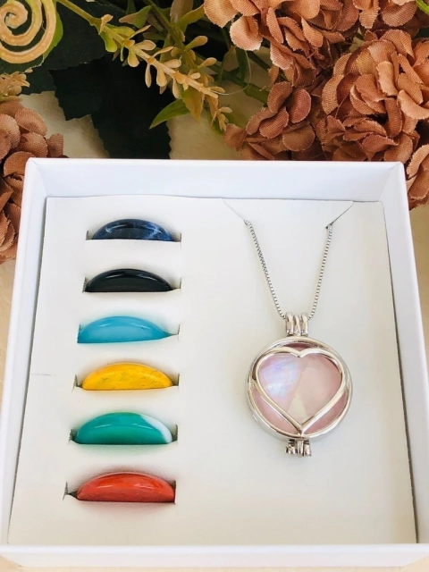 COLAR RELICÁRIO CÁPSULA CORAÇÃO COM PEDRAS 7 NATURAIS