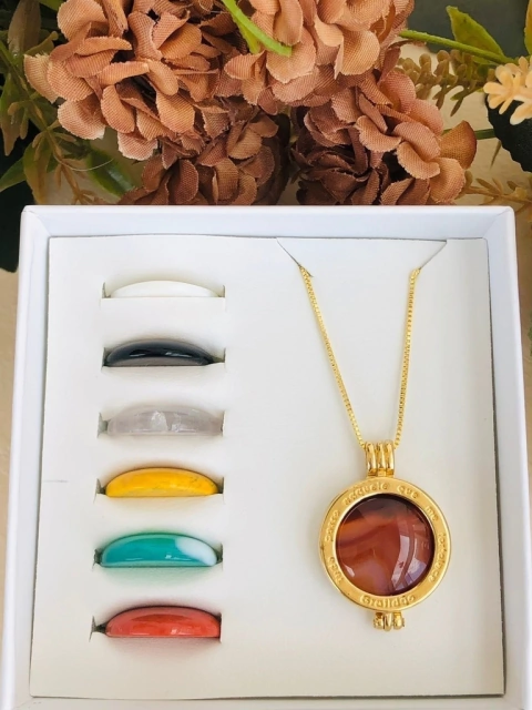 COLAR RELICÁRIO CÁPSULA TUDO POSSO NAQUELE QUE ME FORTAELECE COM 7 PEDRAS NATURAIS