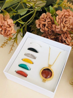 COLAR RELICÁRIO CÁPSULA TUDO POSSO NAQUELE QUE ME FORTAELECE COM 7 PEDRAS NATURAIS - Cordão de Luz Joias Finas