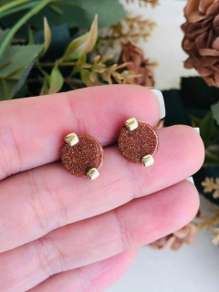 BRINCO REDONDO PEDRA NATURAL DO SOL - comprar online