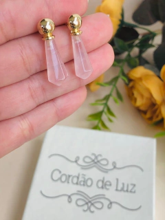 BRINCO PRISMA GEOMÉTRICO PEDRA NATURAL QUARTZO ROSA - comprar online