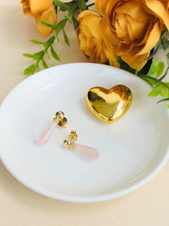 BRINCO PRISMA GEOMÉTRICO PEDRA NATURAL QUARTZO ROSA - loja online