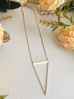 Imagem do COLAR GEOMÉTRICO EM FORMATO DE TRIANGULO