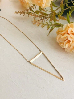 COLAR GEOMÉTRICO EM FORMATO DE TRIANGULO