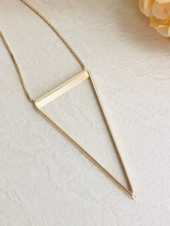 COLAR GEOMÉTRICO EM FORMATO DE TRIANGULO - comprar online
