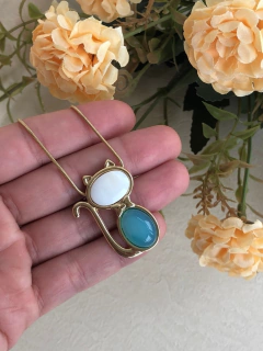 COLAR GATINHO COM PEDRA NATURAL MADREPÉROLA E AGATHA AZUL - comprar online