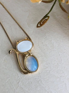 COLAR GATINHO COM MADREPÉROLA E OPALINA - Cordão de Luz Joias Finas