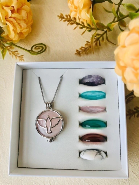 COLAR RELICÁRIO CÁPSULA ESPIRITO SANTO COM 7 PEDRAS NATURAIS