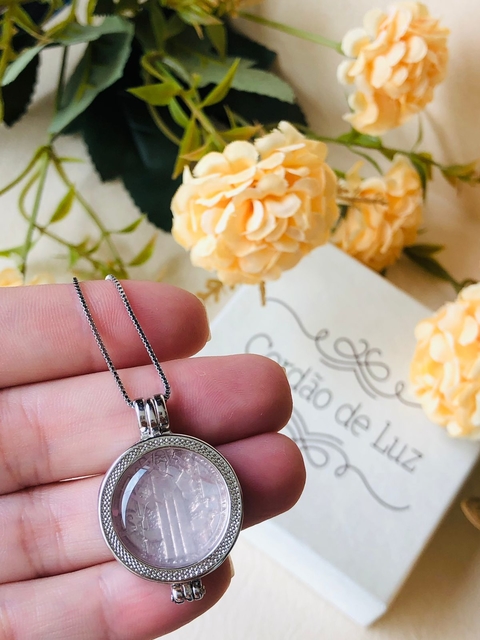 COLAR RELICARIO CÁPSULA MEDALHA DE SÃO BENTO COM 1 PEDRA NATURAL - comprar online