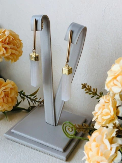 BRINCO PALITO COM PEDRA NATURAL SELENITA - Cordão de Luz Joias Finas