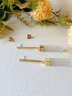 BRINCO PALITO COM PEDRA NATURAL SELENITA na internet