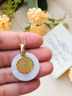 COLAR MEDALHA COM ORAÇÃO AVE MARIA EM MADREPEROLA - comprar online