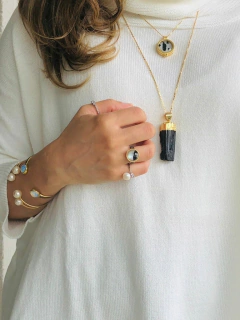 COLAR PINGENTE MÉDIO PEDRA BRUTA TURMALINA NEGRA - Cordão de Luz Joias Finas