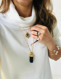 COLAR PINGENTE MÉDIO PEDRA BRUTA TURMALINA NEGRA - comprar online