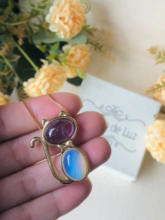 COLAR GATINHO COM PEDRA NATURAL AMETISTA E OPALINA