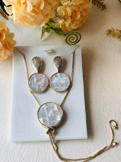CONJUNTO REDONDO MOSAICO CONCHA NATURAL MADREPÉROLA - Cordão de Luz Joias Finas