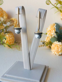 BRINCO EDIÇÃO OURO E RÓDIO NEGRO COM A PEDRA NATURAL HOWLITA BRANCA - Cordão de Luz Joias Finas