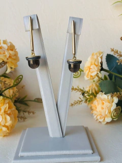 BRINCO EDIÇÃO OURO E RÓDIO NEGRO COM A PEDRA NATURAL OBSIDIANA