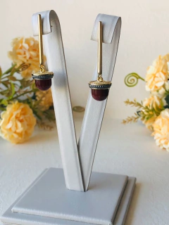 BRINCO EDIÇÃO OURO COM APLICAÇÕES DE RÓDIO PEDRA NATURAL AGATHA VERMELHA - Cordão de Luz Joias Finas