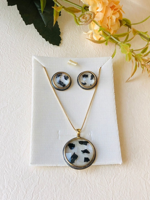 CONJUNTO COM APLICAÇÕES DE CANETA DE RÓDIO NEGRO TURMALINA NEGRA E MADREPEROLA
