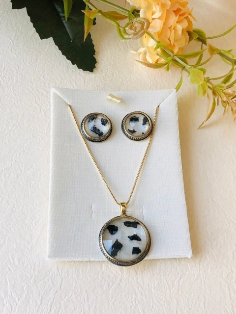 CONJUNTO COM APLICAÇÕES DE CANETA DE RÓDIO NEGRO TURMALINA NEGRA E MADREPEROLA