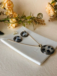 CONJUNTO COM APLICAÇÕES DE CANETA DE RÓDIO NEGRO TURMALINA NEGRA E MADREPEROLA - Cordão de Luz Joias Finas