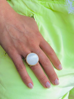 Imagem do ANEL REDONDO AJUSTÁVEL CONCHA NATURAL MADREPÉROLA