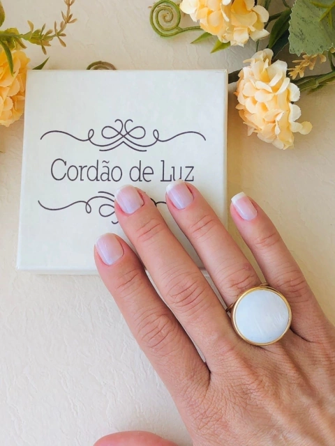 ANEL REDONDO AJUSTÁVEL CONCHA NATURAL MADREPÉROLA