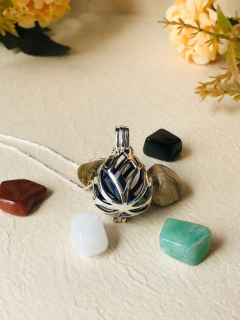 COLAR CHAMADOR DE ANJO E DIFUSOR AROMATICO FLOR DE LÓTUS COM PEDRAS NATURAIS PRATA 925