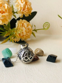 COLAR CHAMADOR DE ANJO EM PRATA 925 TRIQUETRA 7 PEDRAS NATURAIS - Cordão de Luz Joias Finas