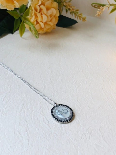 COLAR EM PRATA 925 SÍMBOLO INFINITO COM APLICAÇÕES EM ZIRCNONIAS na internet