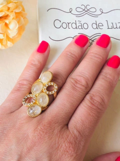 ANEL COM APLICAÇÒES DE ZIRCÔNIAS E QUATRO PEDRAS NATURAIS RUTILO