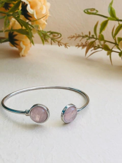 BRACELETE BANHO RÓDIO COM PEDRA NATURAL QUARZTO ROSA EFEITO PEROLADO - comprar online