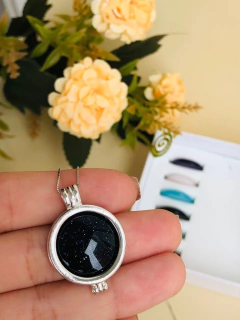 COLAR RELICÁRIO CÁPSULA LISA PRATA 925 COM 7 PEDRAS NATURAIS - comprar online