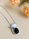 COLAR GATINHO COM MADREPÉROLA E AGATHA NEGRA