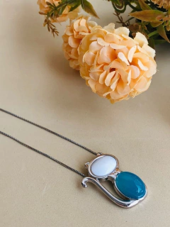 COLAR GATINHO BANHO RÓDIO COM MADREPÉROLA E AGATHA AZUL - Cordão de Luz Joias Finas