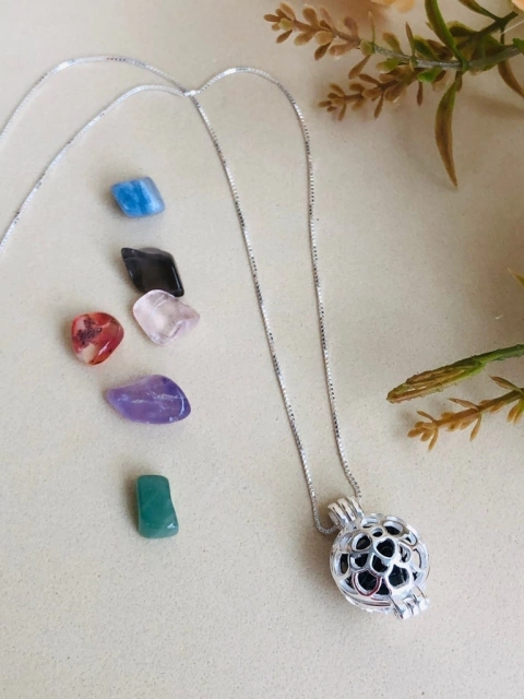 COLAR MINI CHAMADOR DE ANJO E DIFUSOR AROMATICO COM PEDRAS NATURAIS EM PRATA 925 - comprar online