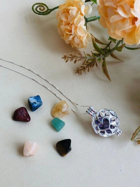 COLAR MÉDIO CHAMADOR DE ANJOS E DIFUSOR AROMATICO 7 PEDRAS NATURAIS PRATA 925 - comprar online