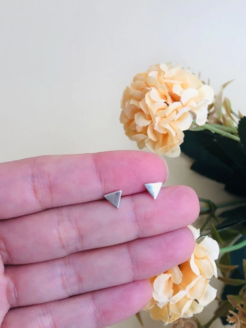 BRINCO PRISMA GEOMETRICO LISO EM PRATA 925