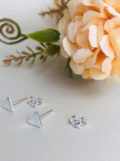 BRINCO PRISMA GEOMETRICO LISO EM PRATA 925 - comprar online