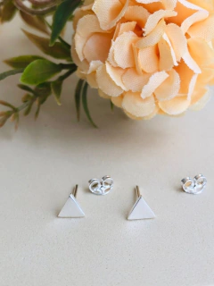 BRINCO PRISMA GEOMETRICO LISO EM PRATA 925 na internet