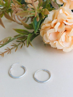 BRINCO DE ARGOLA PEQUENA LISA EM PRATA 925 - comprar online