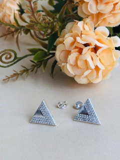BRINCO PRISMA GEOMETRICO MÉDIO CRAVEJADO DE ZIRCONIAS EM PRATA 925 na internet