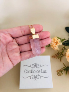 COLAR BANHO OURO 18K PEDRA BRUTA QUARTZO ROSA - comprar online