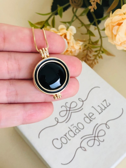 COLAR RELICÁRIO CÁPSULA ESMALTADO COM PEDRA NATURAL - comprar online