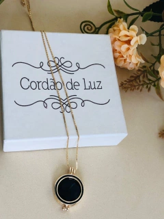 COLAR RELICÁRIO CÁPSULA ESMALTADO COM PEDRA NATURAL - comprar online