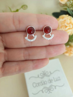 BRINCO MINI COM BASE REMOVÍVEL PEDRA NATURAL AGATHA VERMELHA