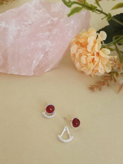 BRINCO MINI COM BASE REMOVÍVEL PEDRA NATURAL AGATHA VERMELHA - Cordão de Luz Joias Finas